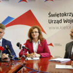 Konferencja prasowa w Świętokrzyskim Urzędzie Wojewódzkim dotycząca przygotowania do roku szkolnego.  Na zdjęciu (od lewej): Krzysztof Słoń - senator RP; Agata Wojtyszek - wojewoda świętokrzyski i Kazimierz Mądzik - świętokrzyski kurator oświaty / Marzena Mąkosa / Radio Kielce