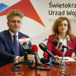 Konferencja prasowa w Świętokrzyskim Urzędzie Wojewódzkim dotycząca przygotowania do roku szkolnego.  Na zdjęciu (od lewej): Krzysztof Słoń - senator RP i Agata Wojtyszek - wojewoda świętokrzyski / Marzena Mąkosa / Radio Kielce