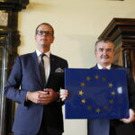 Spotkanie Miast Partnerskich - uroczystość wręczenia Kielcom nagrody Rady Europy. Na zdjęciu: poseł Wojciech Bakun - przedstawiciel Zgromadzenia Parlamentarnego Rady Europy i Wojciech Lubawski - prezydent Kielc / Marzena Mąkosa / Radio Kielce