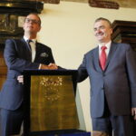 Spotkanie Miast Partnerskich - uroczystość wręczenia Kielcom nagrody Rady Europy. Na zdjęciu: poseł Wojciech Bakun - przedstawiciel Zgromadzenia Parlamentarnego Rady Europy i Wojciech Lubawski - prezydent Kielc / Marzena Mąkosa / Radio Kielce