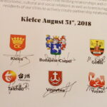 Spotkanie Miast Partnerskich - uroczystość wręczenia Kielcom nagrody Rady Europy. Podpisy zebrane pod dokumentem potwierdzającym wręczenie nagrody Rady Europy / Marzena Mąkosa / Radio Kielce