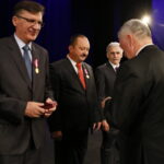 Jubileusz 90-lecia Energetyki Okręgu Radomsko-Kieleckiego. Wręczanie odznaczeń przez Andrzeja Bętkowskiego - wicewojewodę świętokrzyskiego / Marzena Mąkosa / Radio Kielce