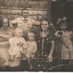 Izba pamięci w świetlicy wiejskiej. Zgromadzono tam zdjęcia i dokumenty z archiwów rodzinnych. Państwo Witakowscy / arch. prywatne Jadwigi Banasik