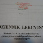 Pieczątka z nową nazwą szkoły na dzienniku lekcyjnym / Emilia Sitarska / Radio Kielce