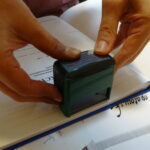 Pieczątka z nową nazwą szkoły na dzienniku lekcyjnym / Emilia Sitarska / Radio Kielce