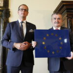 Prezydent Kielc Wojciech Lubawski odbiera Odznakę Honorową Rady Europy / Marzena Mąkosa / Radio Kielce