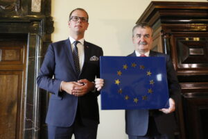 Prezydent Kielc Wojciech Lubawski odbiera Odznakę Honorową Rady Europy / Marzena Mąkosa / Radio Kielce