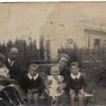 Izba pamięci w świetlicy wiejskiej. Zgromadzono tam zdjęcia i dokumenty z archiwów rodzinnych / arch. prywatne Jadwigi Banasik