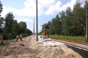 Skarżysko-Kościelne. Modernizacja stacji kolejowej. Wymieniane są tory i sieć trakcyjna, modernizowane są perony / Wiktor Dziarmaga / Radio Kielce