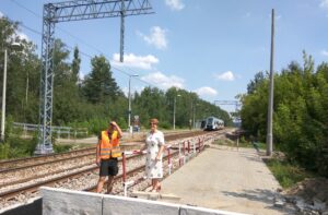 Skarżysko-Kościelne. Modernizacja stacji kolejowej. Wymieniane są tory i sieć trakcyjna, modernizowane są perony. Na zdjęciu: poseł Maria Zuba / Wiktor Dziarmaga / Radio Kielce