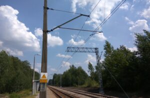 Skarżysko-Kościelne. Modernizacja stacji kolejowej. Wymieniane są tory i sieć trakcyjna, modernizowane są perony / Wiktor Dziarmaga / Radio Kielce
