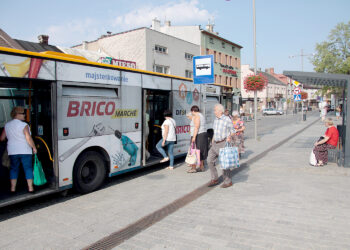 Z powodu protestu kierowców Miejskiego Zakładu Komunikacyjnego autobusy w Starachowicach kursują według sobotnich rozkładów, co oznacza, że kursów jest znacznie mniej / Krzysztof Bujnowicz / Radio Kielce