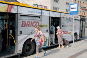 Z powodu protestu kierowców Miejskiego Zakładu Komunikacyjnego autobusy w Starachowicach kursują według sobotnich rozkładów, co oznacza, że kursów jest znacznie mniej / Krzysztof Bujnowicz / Radio Kielce