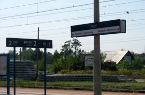 Starachowice Wschodnie. Modernizacja stacji kolejowej. Wymieniane są tory i sieć trakcyjna, modernizowane są perony / Anna Głąb / Radio Kielce