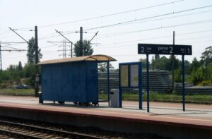 Starachowice Wschodnie. Modernizacja stacji kolejowej. Wymieniane są tory i sieć trakcyjna, modernizowane są perony / Anna Głąb / Radio Kielce