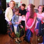 Sandomierz. Rozdanie wyprawek w ramach akcji „Tornister pełen uśmiechu” / Radio Kielce