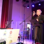 Sandomierz. Rozdanie wyprawek w ramach akcji „Tornister pełen uśmiechu”. Na zdjęciu: biskup sandomierski Krzysztof Nitkiewicz / Grażyna Szlęzak - Wójcik / Radio Kielce