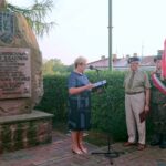 Uroczystości z okazji 74. rocznicy wybuchu Powstania Warszawskiego. Przemawia przewodnicząca Rady Miasta Irena Renduda-Dudek, obok prezes ŚZŻAK w Ostrowcu Kazimierz Kocowski / Emilia Sitarska / Radio Kielce