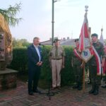 Uroczystości z okazji 74. rocznicy wybuchu Powstania Warszawskiego. Przemawia sentor PiS Jarosław Rusiecki, obok prezes ŚZŻAK w Ostrowcu Kazimierz Kocowski / Emilia Sitarska / Radio Kielce