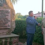 Uroczystości z okazji 74. rocznicy wybuchu Powstania Warszawskiego. Przemawia starosta ostrowiecki Zbigniew Duda. Obok prezes ŚZŻAK w Ostrowcu Kazimierz Kocowski / Emilia Sitarska / Radio Kielce