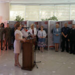 Wernisaż wystawy „W drodze do Niepodległości” w Świętokrzyskim Urzędzie Wojewódzkim. Na zdjęciu: Agata Wojtyszek - wojewoda świętokrzyski (przed mikrofonem) / Aneta Strzępka / Radio Kielce