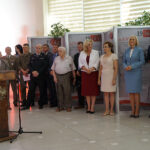 Wernisaż wystawy „W drodze do Niepodległości” w Świętokrzyskim Urzędzie Wojewódzkim. Na zdjęciu przed mikrofonem: poseł Maria Zuba / Aneta Strzępka / Radio Kielce