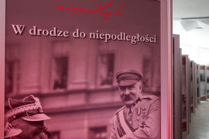 Wernisaż wystawy „W drodze do Niepodległości” w Świętokrzyskim Urzędzie Wojewódzkim / Aneta Strzępka / Radio Kielce