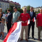 Żywy znak Polski Walczącej w Ostrowcu Świętokrzyskim. W środku senator PiS Jarosław Rusiecki / Emilia Sitarska / Radio Kielce