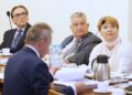 Pierwsze posiedzenie Rady ds. Rozwoju Hodowli Koni. Na zdjęciu (od lewej): Tomasz Chalimoniuk – prezes Polskiego Klubu Wyścigów Konnych, Jerzy Białobok, były prezes Stadniny Koni w Michałowie, Anna Stojanowska, specjalistka ds. hodowli konia arabskiego / gov.pl