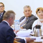 Pierwsze posiedzenie Rady ds. Rozwoju Hodowli Koni. Na zdjęciu (od lewej): Tomasz Chalimoniuk – prezes Polskiego Klubu Wyścigów Konnych, Jerzy Białobok, były prezes Stadniny Koni w Michałowie, Anna Stojanowska, specjalistka ds. hodowli konia arabskiego / gov.pl