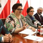 Konferencja inaugurująca program „Dobry Start”. Na zdjęciu (od lewej): Krzysztof Słoń - senator Prawa i Sprawiedliwości, Elżbieta Bojanowska - wiceminister Rodziny, Pracy i Polityki Społecznej, Agata Wojtyszek - wojewoda świętokrzyski, Kazimierz Mądzik - Świętokrzyski Kurator Oświaty / kielce.uw.gov.pl