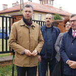 Prawie 8 kilometrów sieci wodociągowej zostanie wybudowane w Kowali gmina Sitkówka Nowiny. Uroczyste wbicie łopaty / Wiktor Dziarmaga / Radio Kielce