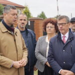 Prawie 8 kilometrów sieci wodociągowej zostanie wybudowane w Kowali gmina Sitkówka Nowiny. Uroczyste wbicie łopaty / Wiktor Dziarmaga / Radio Kielce