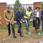 Prawie 8 kilometrów sieci wodociągowej zostanie wybudowane w Kowali gmina Sitkówka Nowiny. Uroczyste wbicie łopaty / Wiktor Dziarmaga / Radio Kielce