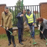 Prawie 8 kilometrów sieci wodociągowej zostanie wybudowane w Kowali gmina Sitkówka Nowiny. Uroczyste wbicie łopaty / Wiktor Dziarmaga / Radio Kielce