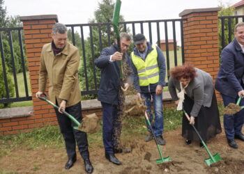 Prawie 8 kilometrów sieci wodociągowej zostanie wybudowane w Kowali gmina Sitkówka Nowiny. Uroczyste wbicie łopaty / Wiktor Dziarmaga / Radio Kielce