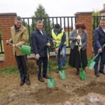 Prawie 8 kilometrów sieci wodociągowej zostanie wybudowane w Kowali gmina Sitkówka Nowiny. Uroczyste wbicie łopaty / Wiktor Dziarmaga / Radio Kielce