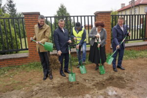 Prawie 8 kilometrów sieci wodociągowej zostanie wybudowane w Kowali gmina Sitkówka Nowiny. Uroczyste wbicie łopaty / Wiktor Dziarmaga / Radio Kielce