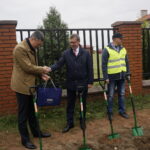Prawie 8 kilometrów sieci wodociągowej zostanie wybudowane w Kowali gmina Sitkówka Nowiny. Uroczyste wbicie łopaty / Wiktor Dziarmaga / Radio Kielce