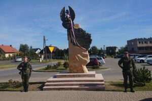 Odsłonięcie pomnika, który powstał z okazji stulecia odzyskania przez Polskę niepodległości / Katarzyna Prędotka / Radio Kielce