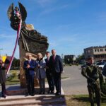 Odsłonięcie pomnika, który powstał z okazji stulecia odzyskania przez Polskę niepodległości. Od lewej: Andrzej Bętkowski - wicewojewoda świętokrzyski, Zdzisław Wrzałka - wójt Miedzianej Góry, Renata Janik - doradca ministra Jarosława Gowina, Krzysztof Słoń - senator PiS / Katarzyna Prędotka / Radio Kielce