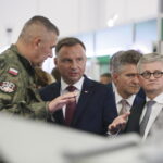 Kielce. Międzynarodowy Salon Przemysłu Obronnego. Prezydent RP Andrzej Duda podczas zwiedzania ekspozycji i spotkań z żołnierzami / Marzena Mąkosa / Radio Kielce