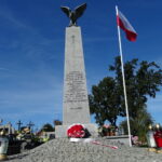 Cokół na cmentarzu w  Baćkowicach upamiętniający poległych legionistów w 1915 roku / Emilia Sitarska / Radio Kielce