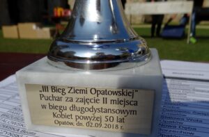 III Bieg Ziemi Opatowskiej. Dekoracja najlepszych biegaczy / Emilia Sitarska / Radio Kielce