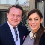 Dominik Tarczyński odbiera w USA nagrodę im. Phyllis Schlafly. Na zdjęciu z Cassandrą Fairbanks / twitter