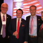 Dominik Tarczyński odbiera w USA nagrodę im. Phyllis Schlafly. Na zdjęciu: Jim Hoft (pierwszy z lewej) i Dominik Tarczyński (drugi z lewej) / twitter