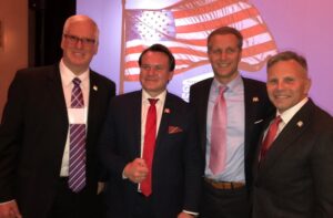 Dominik Tarczyński odbiera w USA nagrodę im. Phyllis Schlafly. Na zdjęciu: Jim Hoft (pierwszy z lewej) i Dominik Tarczyński (drugi z lewej) / twitter