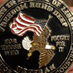 Amerykański weteran przekazał Dominikowi Tarczyńkskiemu monetę za walkę w Wietnamie / Dominik Tarczyński / twitter