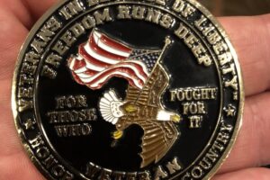 Amerykański weteran przekazał Dominikowi Tarczyńkskiemu monetę za walkę w Wietnamie / Dominik Tarczyński / twitter
