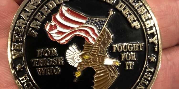 Amerykański weteran przekazał Dominikowi Tarczyńkskiemu monetę za walkę w Wietnamie / Dominik Tarczyński / twitter
